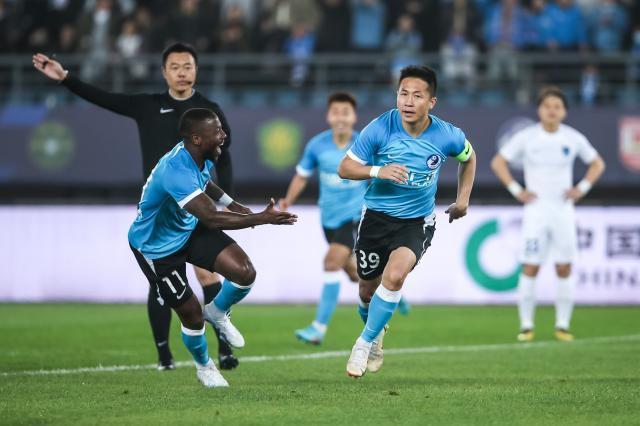 【中超】阎相闯双响罗马里奥难救主 大连2比1胜南通