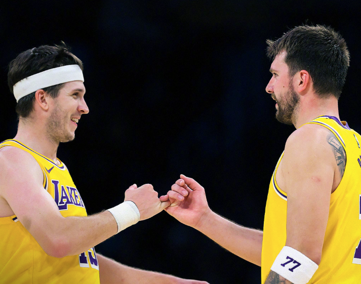 v体育-拒绝17分大逆转!东契奇拯救湖人!全场狂欢庆祝,里夫斯神操作