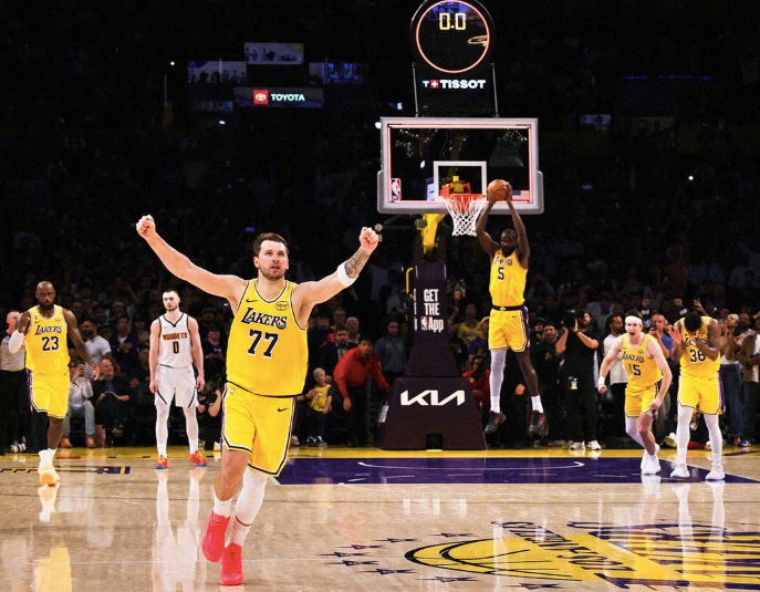 v体育-拒绝17分大逆转!东契奇拯救湖人!全场狂欢庆祝,里夫斯神操作