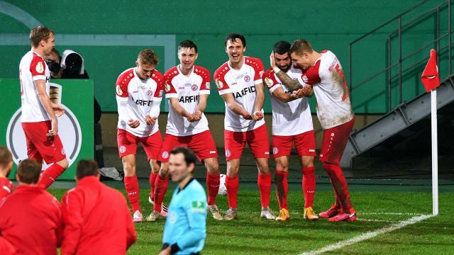 1612351752762024526.jpg v站-秦游夏:埃森,红白色足球奇迹